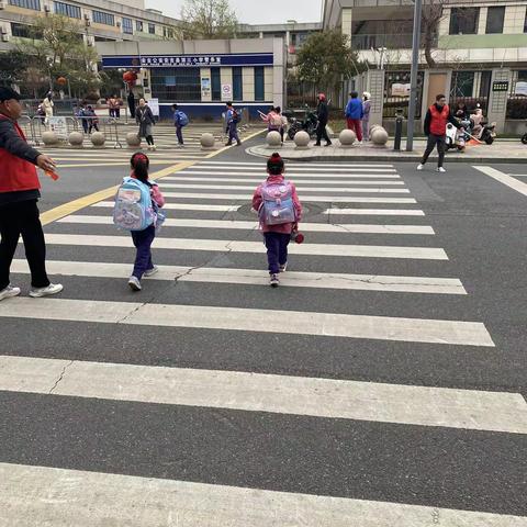 感恩有您，爱无止境——安吉县第三小学家长护学执勤篇