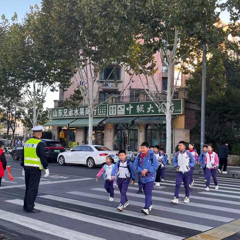 风里雨里我们守护你 校园护学岗撑起“安全伞”