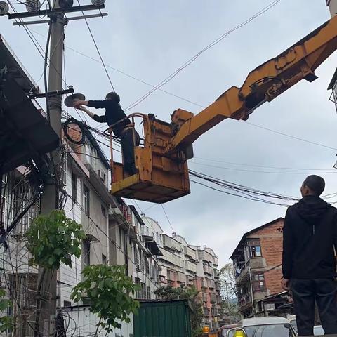 【燕北街道红山社区】倾听民声为民办事 修剪树枝消除隐患