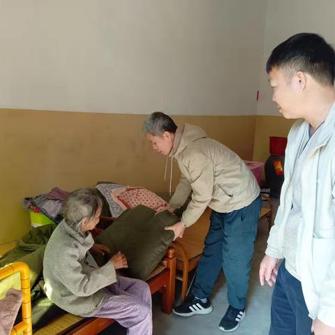 石山镇积极开展防寒御寒工作和“送温暖”行动。