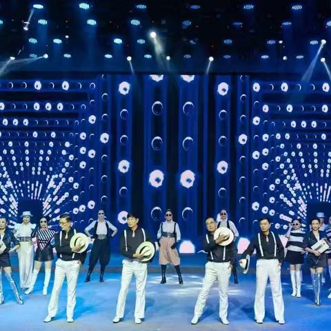 霓裳绽芳华，银龄展风采