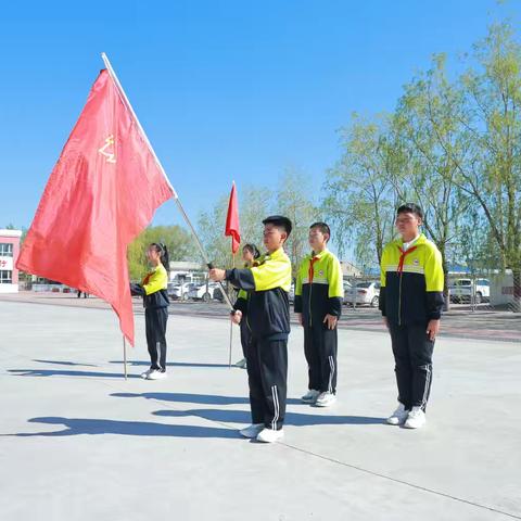 花园镇中心小学“高举队旗跟党走，做新时代好少年”新队员入队系列活动