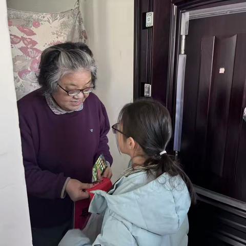 “少年携福访长辈，迎春送暖到阖家” 北下关街道卫生部社区开展青少年送福到家活动