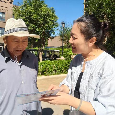 垃圾分类进小区 宣传发单在行动