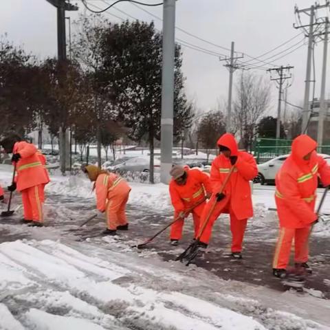 龙年初雪至，环卫工人昼夜不停保畅通