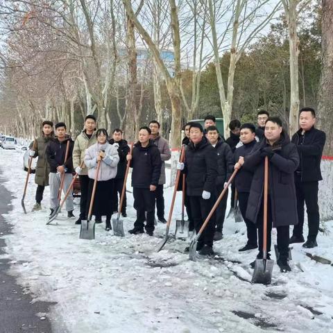 不畏严寒除积雪，扫雪开路暖人心