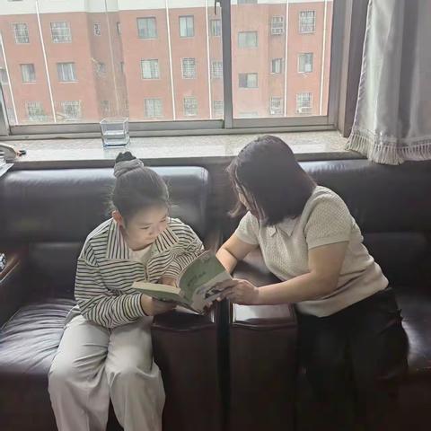 灵武市第四小学三年级(9)班开展"一书一世界，亲子共读伴成长"亲子阅读活动