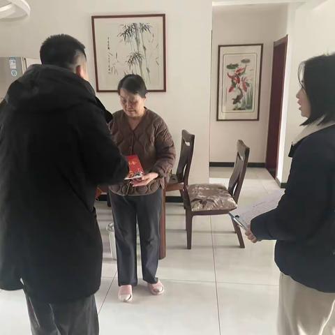 尊崇之光映照英雄  暖心之举传递真情——浐灞二路社区退役军人服务站开展退役军人关爱基金慰问活动