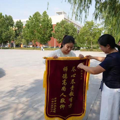 一中附属|春风化雨润桃李，家校同心谢师恩——学生家长向老师敬赠锦旗