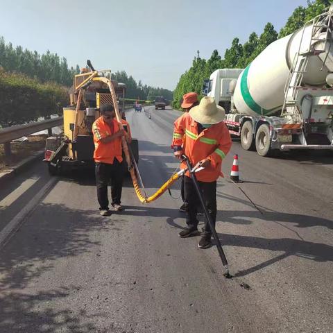 邢台市公路建设养护中心 宁晋县公路管理站∶处治路面病害，保障道路通畅