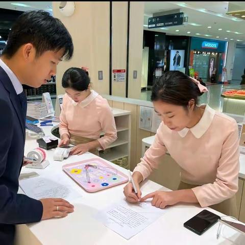 浦发银行虹港支行开展拒收人民币宣传活动