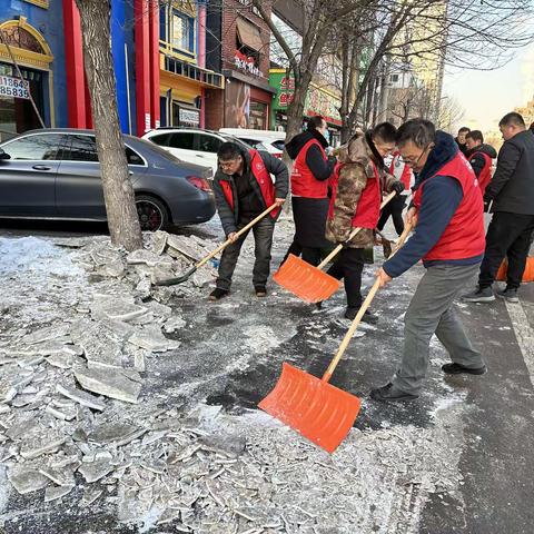 凝心聚力扫积雪  为民服务暖人心