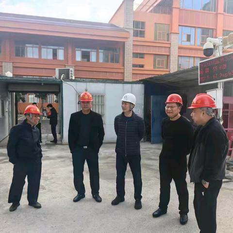 昌江县委常委吴增荣2025年二季度到金发豪园4#楼检查安全生产工作及农民工工资发放情况