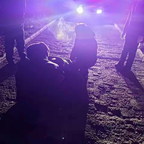 “醉汉”昏睡路边 社区暖心救助