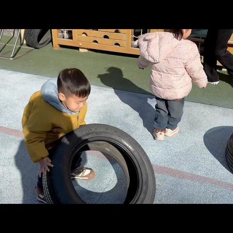 小一班12月欢乐时光：户外跃动与元旦歌声