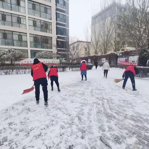 宣化区建国街环保社区开展“以雪为令，闻雪而动”清理积雪工作