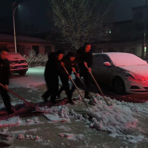 邱城镇：连夜开展积雪清扫行动