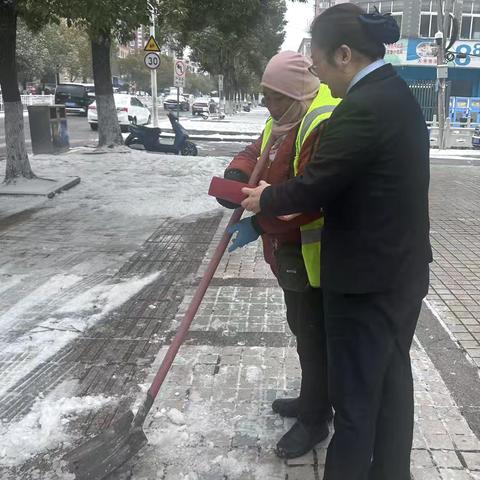 致敬劳动者 港湾暖人心