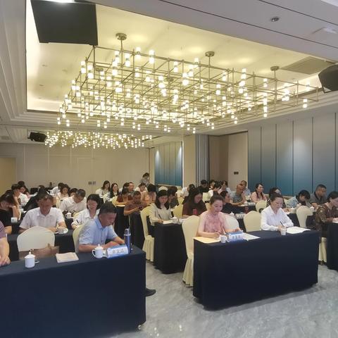 【培训日常】学员研讨：群贤荟萃探教本，共研课标启新程