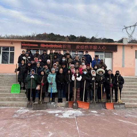 大雪满校园，扫雪暖人心