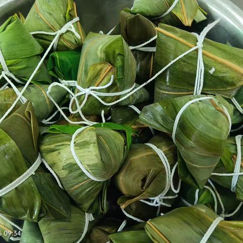 上街采购包粽子，共庆佳节展现风采