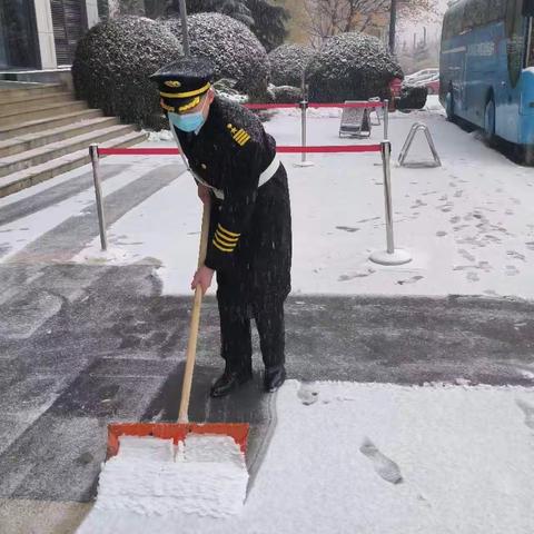 清雪铲冰暖人心  众邦保安在行动