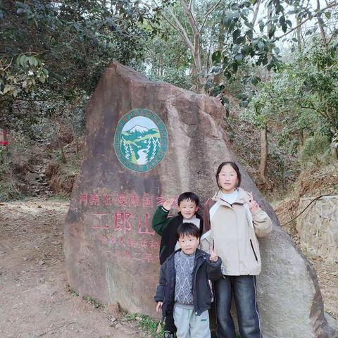 家人一起出游，就像阳光洒在心头，温暖而愉悦。