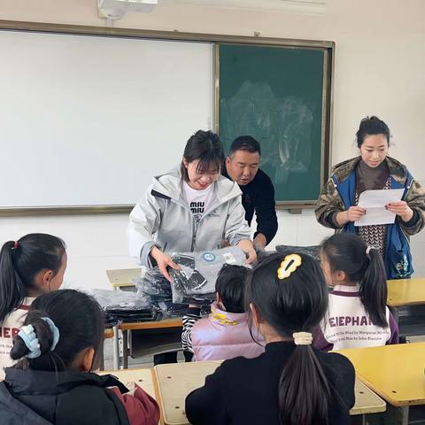 爱心人士进校园，捐赠校服暖人心