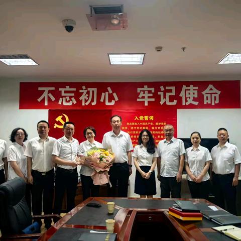 共忆峥嵘岁月 传承奋斗精神​—东汽支行举行“总行级优秀共产党员于文丹”同志荣退座谈会