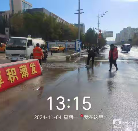 自来水管道破裂 保障道路洁净通行