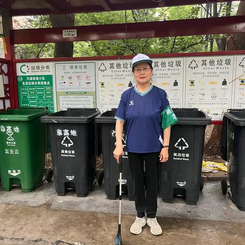 万源西里社区志愿者每天参加守桶活动 维护小区18组桶站环境卫生 向居民宣传垃圾分类