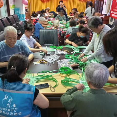 一编一织皆美好 巧手共筑邻里情 农影社区手工编制提包活动
