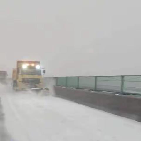 恪尽职守 除雪保畅