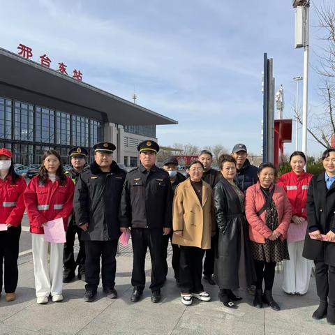 市城管局广场管理中心联合多部门向司机发放文明倡议书