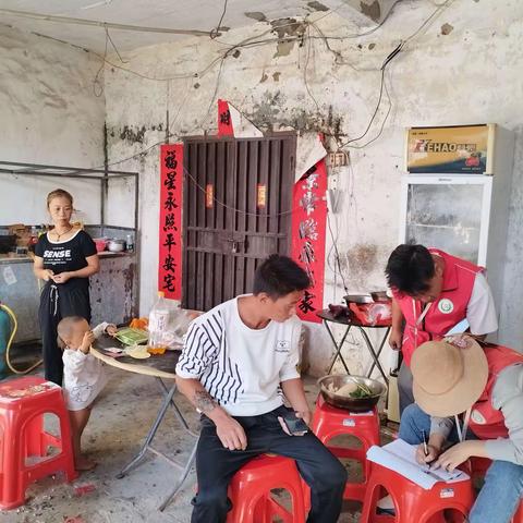 感城镇网格员开展流动人口信息采集工作