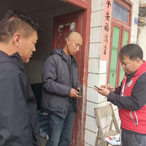 感城镇网格员开展流动人口信息采集工作