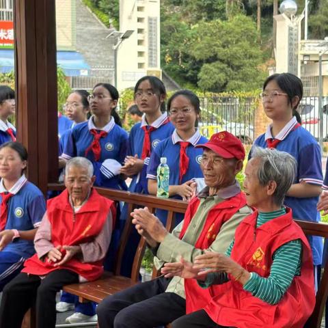 重阳学子行   敬老暖心灵 ——隆林民族中学组织开展重阳节敬老活动