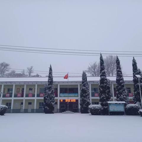 雪天里的校园守护者 ——平川小学家长老师齐心协力铲除积雪