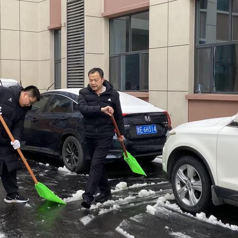 降雪除冰保畅通 齐心协力守安全