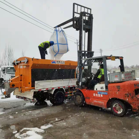 扫雪除冰保畅通——起步区交通人在行动