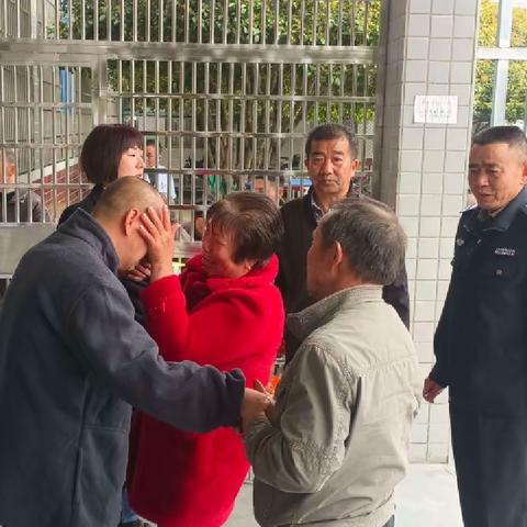 爱心通城 | 通城县救助站帮一名流浪人员寻亲：精神智力人员出走10余年 终于回家了