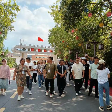 2024年8月3日下午新疆生产建设兵团第十三师 新星市社区“两委”成员素质能力提升班40余人到东大阳堤村参观学习