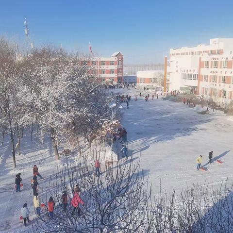 “寒冬瑞雪至 扫雪暖意浓”一二五团中学冬季扫雪活动