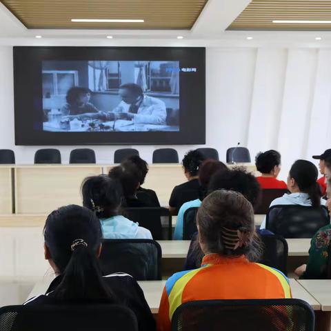 “国防意识入民心，红色精神传万家”扎兰屯市兴华街道青松社区开展国防电影观影活动​