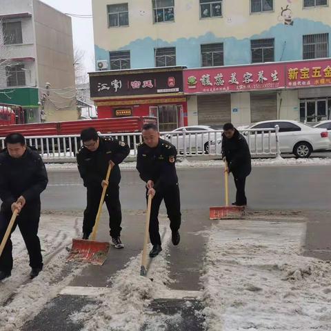 遥墙街道综合执法办除雪保畅通