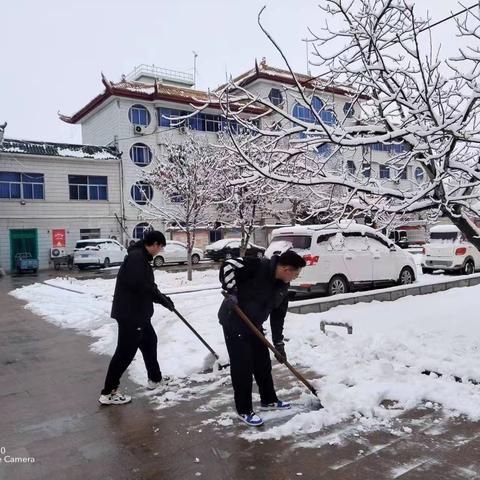 扫雪除冰人心齐 迎战风雪保畅通-唐庄镇组织开展扫雪除冰志愿服务活动