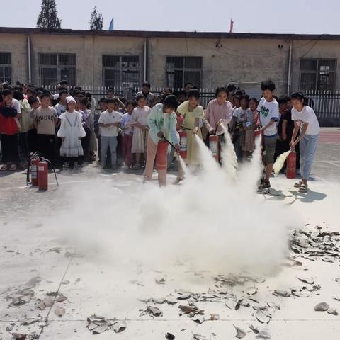 白土岗镇姬村小学消防安全演练