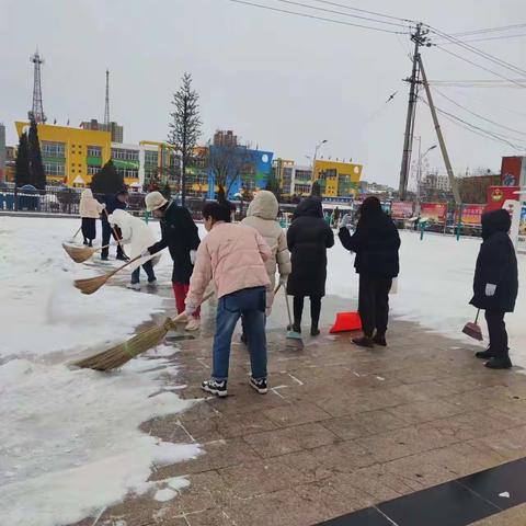 初雪寒意浓，扫雪暖人心