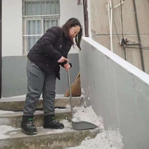 清扫积雪    暖心护行