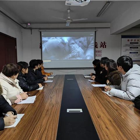 千秋路街道花园社区开展纪念南京大屠杀公祭日观看抗日电影活动